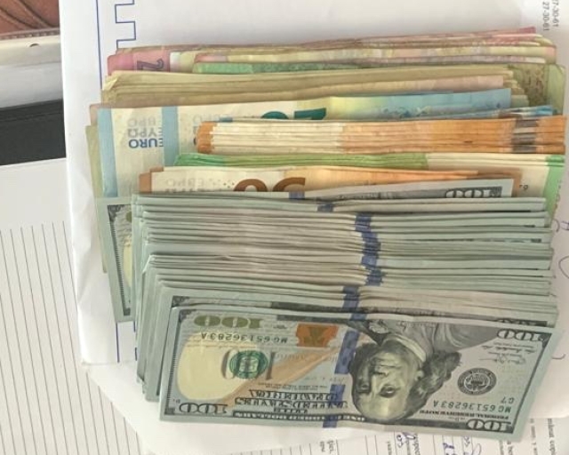 O persoană reținută și cinci cercetate în libertate într-un dosar de contrabandă cu peste 200.000 țigări depistate și ridicate la percheziții