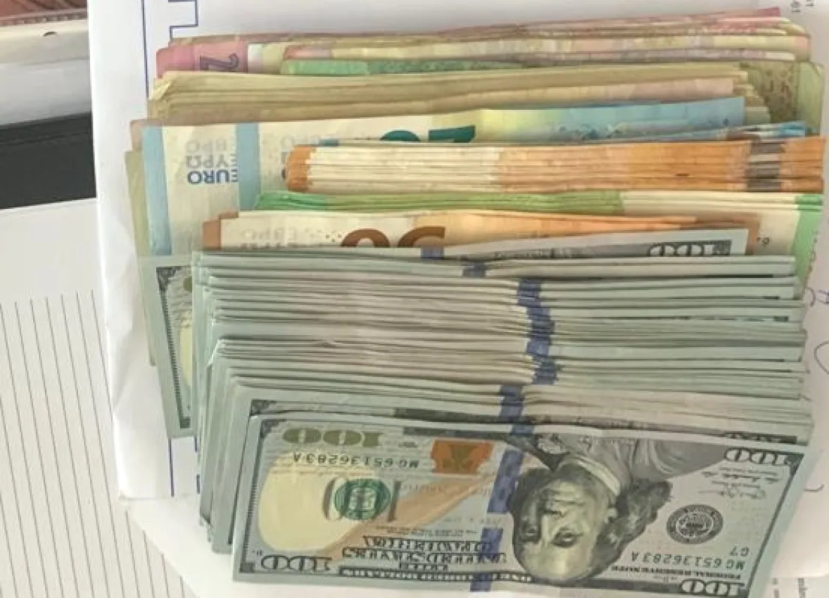 O persoană reținută și cinci cercetate în libertate într-un dosar de contrabandă cu peste 200.000 țigări depistate și ridicate la percheziții